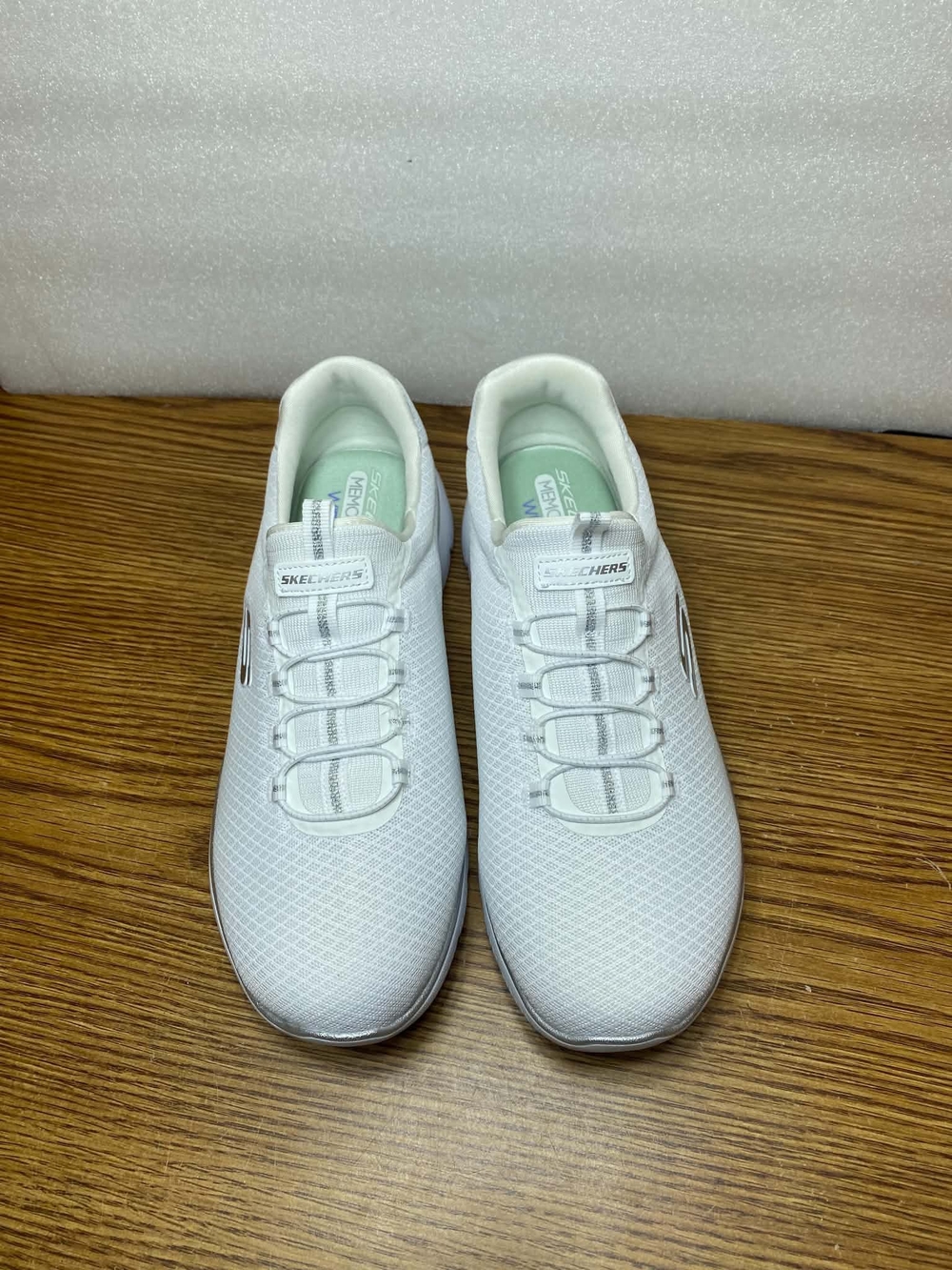 Skechers Womens Memory Foam Wide Fit White Silver Bungee Slip On Sneakers Size 9